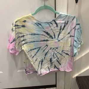 Tie dye kinda cropped shirt.